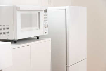 白い冷蔵庫と電子レンジのあるミニキッチン　白物家電　白　キッチン　シンプル　白背景　背景　素材　新生活　一人暮らし　家電　余白　グラフィック素材