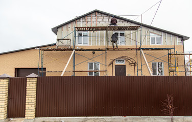 Installation of siding on the walls of the house