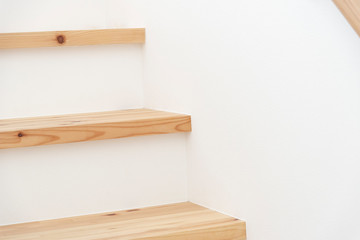 無垢材の階段　木製　木　無垢　新築　一戸建て　戸建　住宅　階段　リノベーション　リノベ　シンプル　白背景　余白　コピースペース　文字スペース　