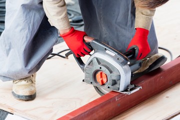 ハンドカッターで作業をする職人