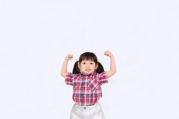 白背景でガッツポーズをする幼い女の子。積極的、前向き、元気イメージ