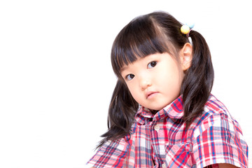 不信感の眼で見つめる幼い女の子。反抗、反発、孤立イメージ