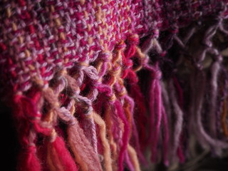 織り機で編まれたカラフルなウールのストール