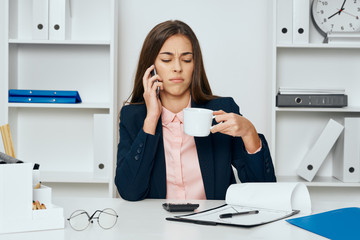 Obraz na płótnie Canvas businesswoman talking on phone in office
