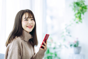スマホを使う女性