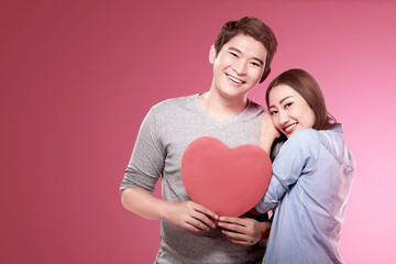 Fototapeta na wymiar Asian couples holding the red heart