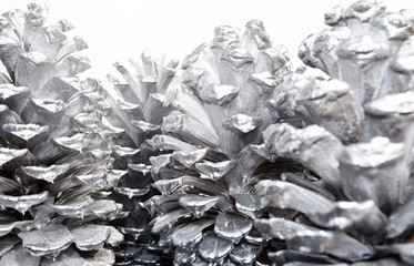 銀色に着色された松ぼっくり