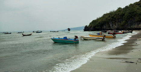 Obraz premium Boat parked at the beach.