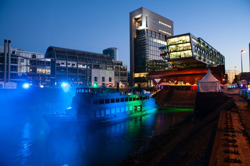 Partyschiff im Hafen Düsseldorf vor moderner Architektur