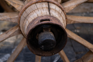 Detalle del eje de una rueda de una carro de madera
