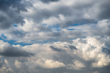 Obraz premium View of a beautiful cloudy sky with sun rays .