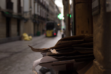 Naklejka premium Camión de la basura recogiendo bolsa de plástico con cartones en primer plano