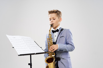 Fototapeta premium man playing the saxophone