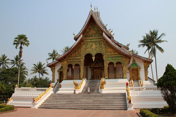 Naklejka premium buddhist temple (Haw Pha Bang) in luang prabang (laos)