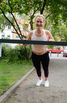 Frau beim Fotness Yoga pilatis entspannen trianing