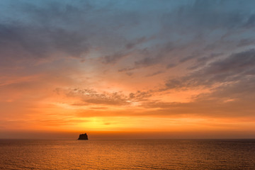 Fototapeta na wymiar Insel bei Sonnenaufgang