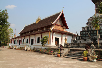 Fototapeta premium świątynia buddyjska (Wat Tat Luang) w prabang (Laos)