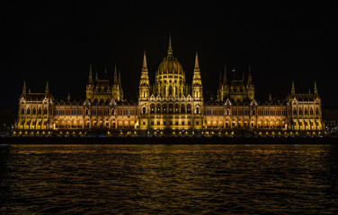 Fototapeta premium Budapest at Night: The Hungarian Parliament Building