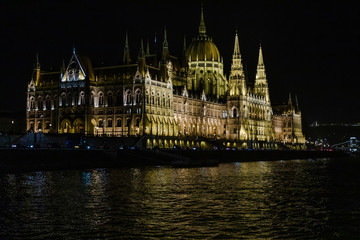 Obraz premium Budapest at Night: The Hungarian Parliament Building