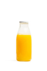 Botella con zumo de naranja sobre fondo blanco aislado. Vista de frente. Copy space