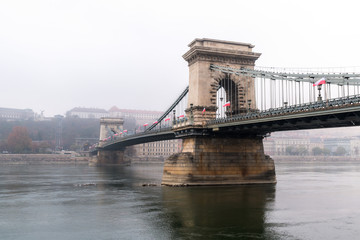 Obraz premium Beautiful view of the Chain Bridge over the Danube river in Budapest