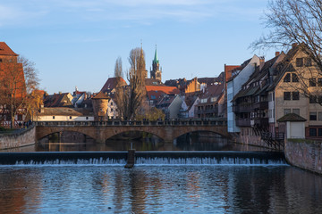 Blick zur Maxbrücke in Nürnberg/Deutschland mit den Türmen der Lorenzkirche im Hintergrund