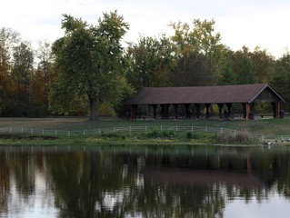 Obraz premium A view of the picnic shelter on a autumn evening.