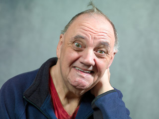 portrait vieil homme joyeux