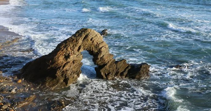 Arche rocheuse sur la c&ocirc;te de la pointe du Payr&eacute; &agrave; Jard-sur-Mer (Vend&eacute;e, France)