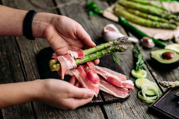 Cooking Green Asparagus in Bacon