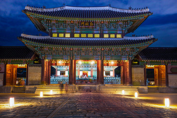 Fototapeta premium Gyeongbokgung palace at night in Seoul South Korea 
