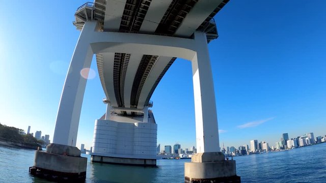 快晴の東京ベイクルーズ ウォーターフロントの風景 / Scenery of Tokyo Bay Cruise on the water bus. The ship passes under the Rainbow Bridge.
