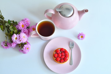 Obraz na płótnie Canvas pink teapot, cup of tea and delicious raspberry cake