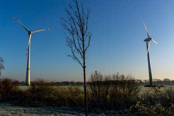 Windkraftrad am frostigen Morgen im Herbst