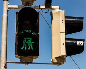 Semaforo verde con coppia