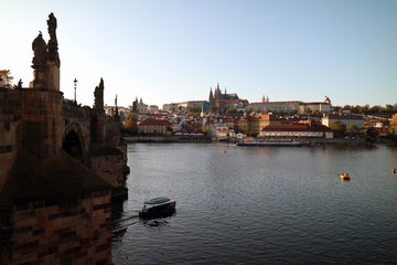 Fototapeta na wymiar ヴルタヴァ川に架かるカレル橋とプラハ城遠景