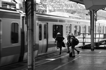 学校帰りの小学生