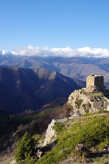 Fototapeta na wymiar Tour ou donjon de château de Cabrens sur fond de montagne enneigée canigou aux allures de chateau cathare