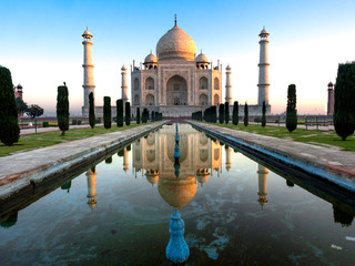 Fototapeta premium reflection of the taj mahal in the pond