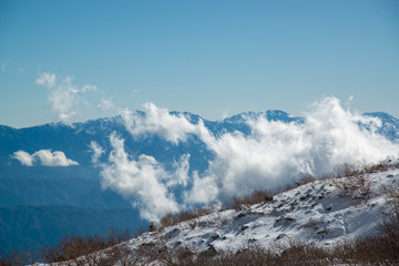 Fototapeta na wymiar 山脈と雪原