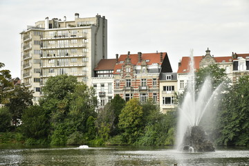 Le lac du square Marie-Louise et sa fontaine majestueuse contrastant avec le paysage urbain à Bruxelles