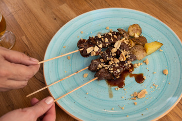 Pinchos de cerdo con salsa 