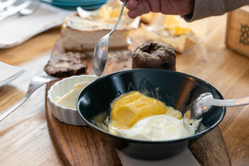 Plato con postres, helado, tartas 