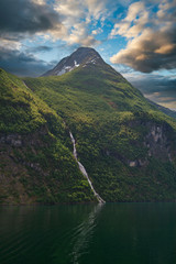 Obraz premium natural landscape at geirangerfjord