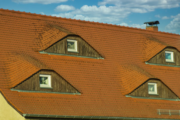 Dach mit "Ochsenaugen" Fenstern