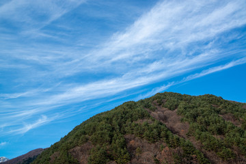山と筋雲　青空