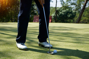 Obraz premium Blurred golfer playing golf in the evening golf course, on sun set evening time.