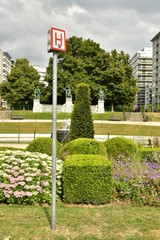 Haies et parterres de fleurs au parc du square Ambiorix à Bruxelles