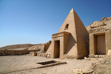 Kleine Pyramide in der Stadt der Arbeiter, Deir el-Medina, bei den Gräbern der alten Ägypter in...