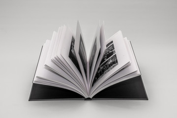 Libros sobre fondo blanco